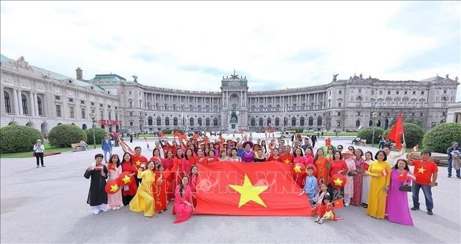 Spreading Patriotism through the “Vietnam Traditional Attire Pedestrian” Event in Europe