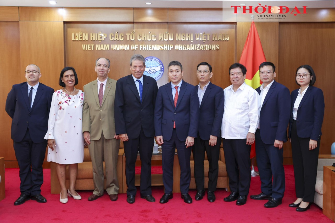 Delegates pose for a commemorative photo. (Photo: Dinh Hoa)