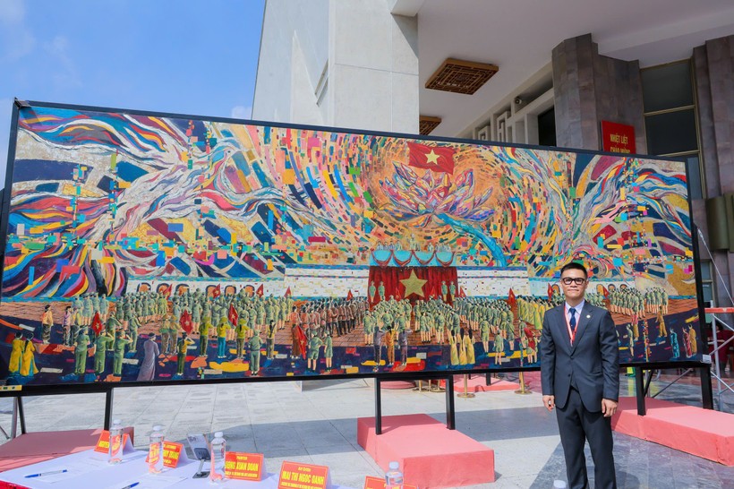Lacquer Painting 'Uncle Ho Reads the Declaration of Independence' Sets A World Record