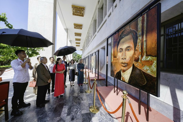 Poet Nguyen Khoa Diem admiring works on President Ho Chi Minh at Chu Nhat Quang’s 'Spring of Independence' exhibition.