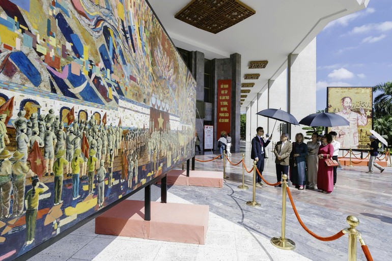 Lacquer Painting 'Uncle Ho Reads the Declaration of Independence' Sets A World Record