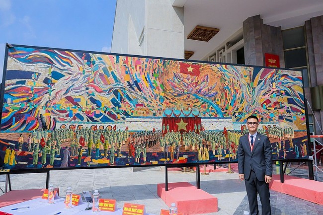 Lacquer Painting 'Uncle Ho Reads the Declaration of Independence' Sets A World Record