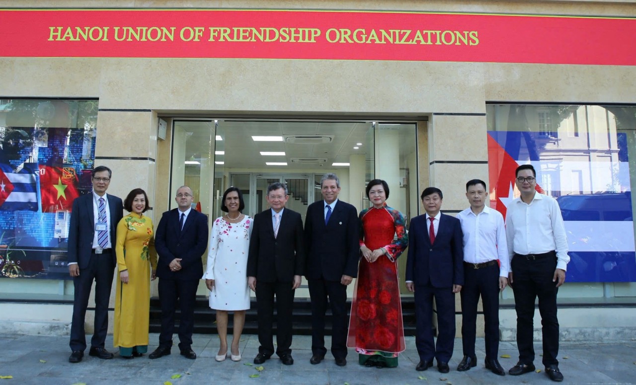 The delegation of the Cuban Institute of Friendship with the Peoples (ICAP) visits and works with the Hanoi Union of Friendship Organizations. (Photo: HAUFO)