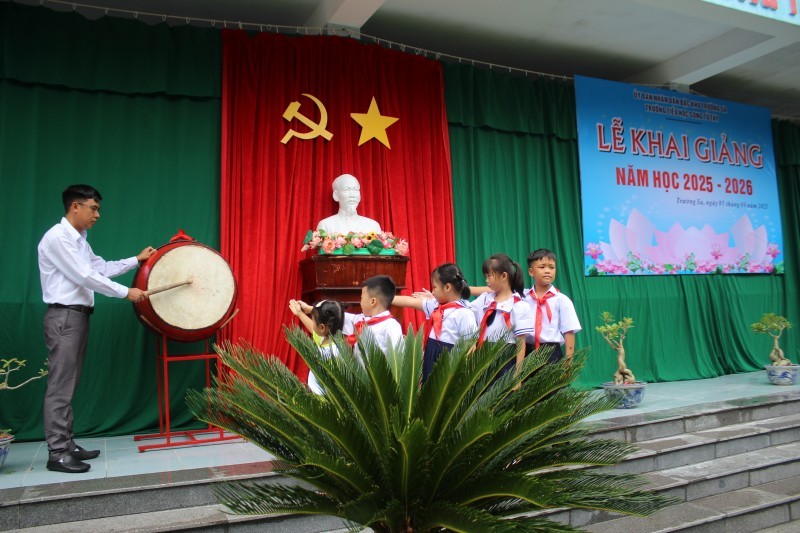 The sound of the school drum from Song Tu Tay Island. (Photo: Thanh Vu).