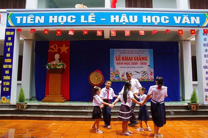Teachers and students celebrate together on the school opening day in the Truong Sa Special Administrative Region. (Photo: Thanh Vu).