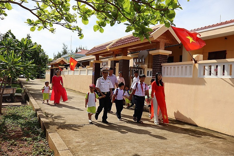 Students happily head to school on Da Tay Island. (Photo: Thanh Vu).