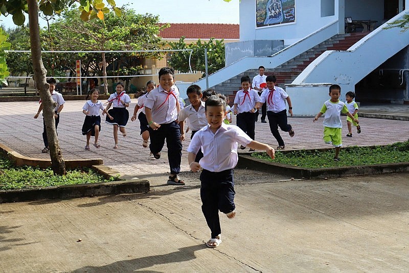 The joy of students on the school opening day. (Photo: Thanh Vu).