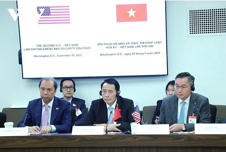 Deputy Minister Le Quoc Hung (center) and Vietnamese Ambassador to the US Nguyen Quoc Dung (left) at the dialogue.