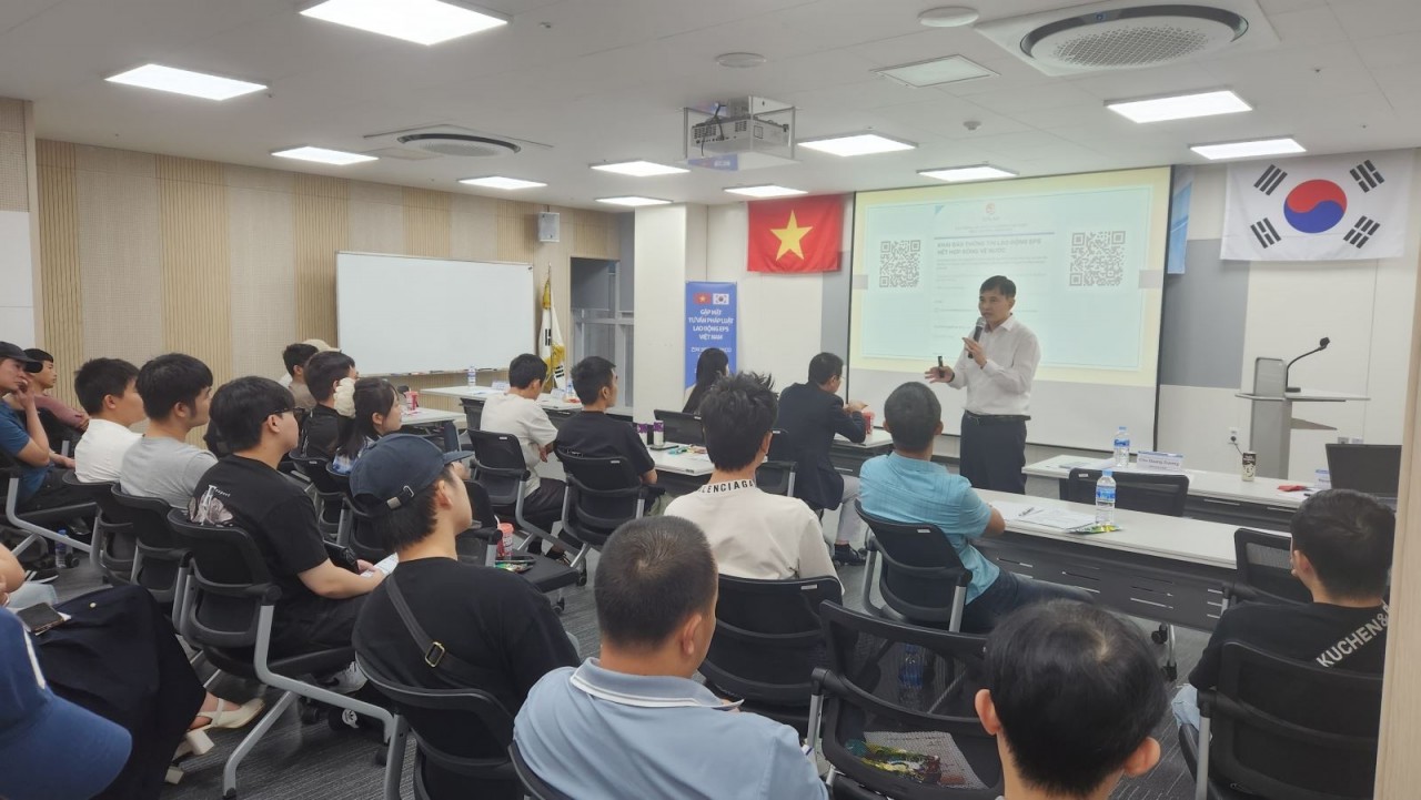 Head of the EPS Office in the RoK Chu Quang Duong, directly explained policies and laws related to the EPS program for Vietnamese workers in the RoK. (Photo: VNA)