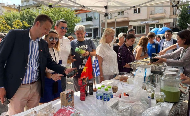 Traditional dishes and handicraft products from Vietnam were especially loved by Greek people.