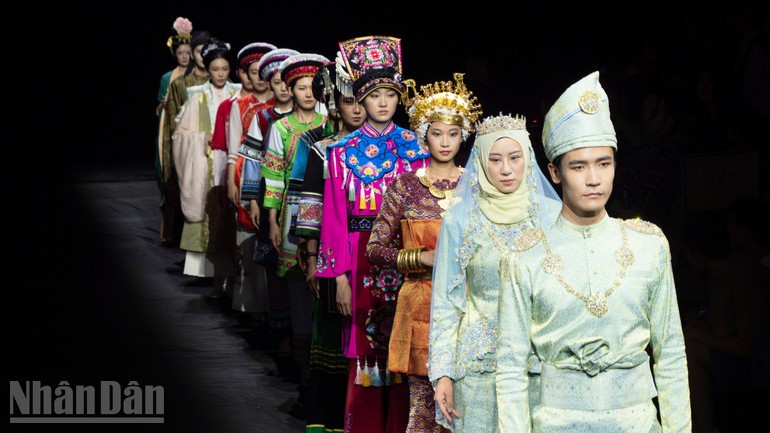 Models participating in the performance of costumes and intangible cultural jewelry. (Photo: People's Newspaper)