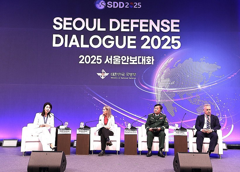 Deputy Minister of National Defence Sen. Lieut. Gen. Hoang Xuan Chien (second from right) attends the 14th Seoul Defence Dialogue's session on reducing military tensions and establishing long-term trust. (Photo: VNA) Deputy Minister of National Defence Sen. Lieut. Gen. Hoang Xuan Chien (second from right) attends the 14th Seoul Defence Dialogue's session on reducing military tensions and establishing long-term trust. (Photo: VNA)