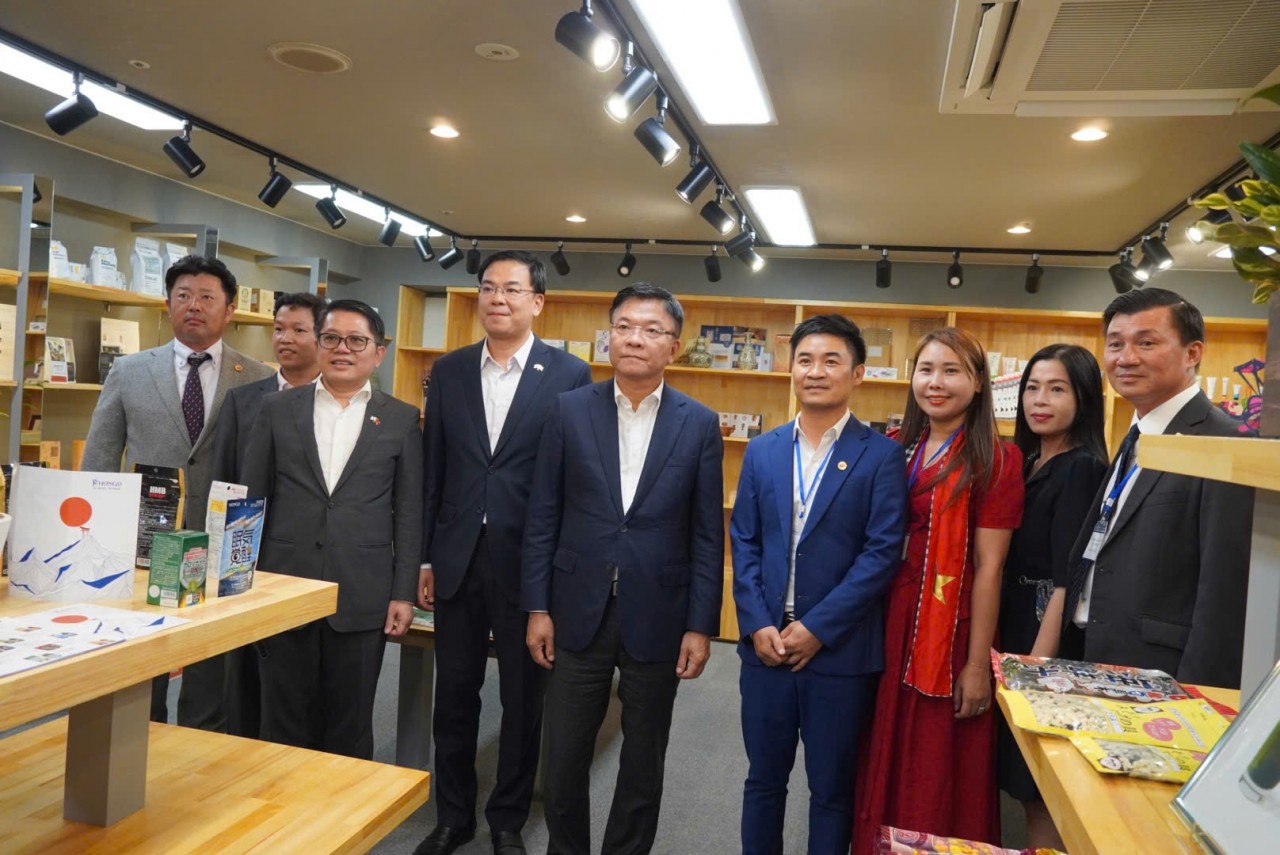 Delegates visiting the Vietnam Trade Promotion and Product Showcase Center in Japan. (Photo: Vietnam House)