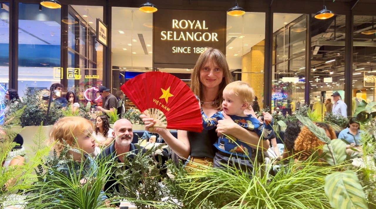 British people enjoyed the Vietnamese fan. (Photo: Hoang Ha)