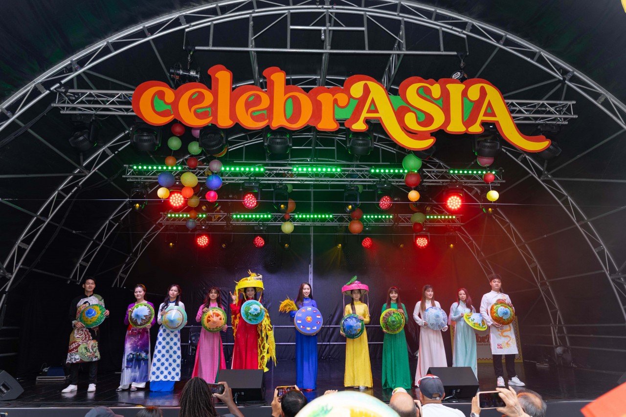 Vietnamese Ao Dai Shines at the Southeast Asian Cultural Festival in London