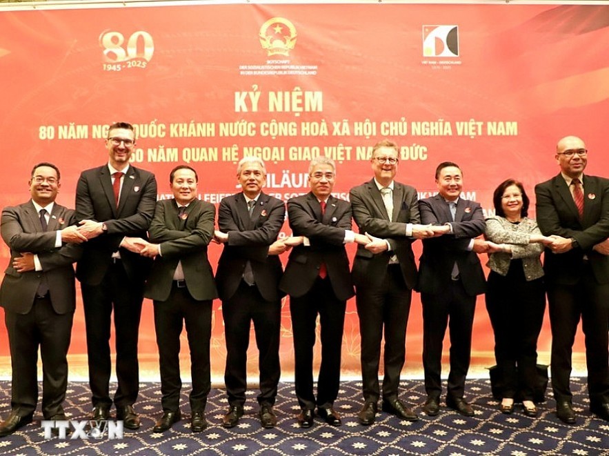 Vietnamese Ambassador to Germany Nguyen Dac Thanh (middle) and ambassadors pose for a group photo (Photo: VNA) Vietnamese Ambassador to Germany Nguyen Dac Thanh (middle) and ambassadors pose for a group photo (Photo: VNA)