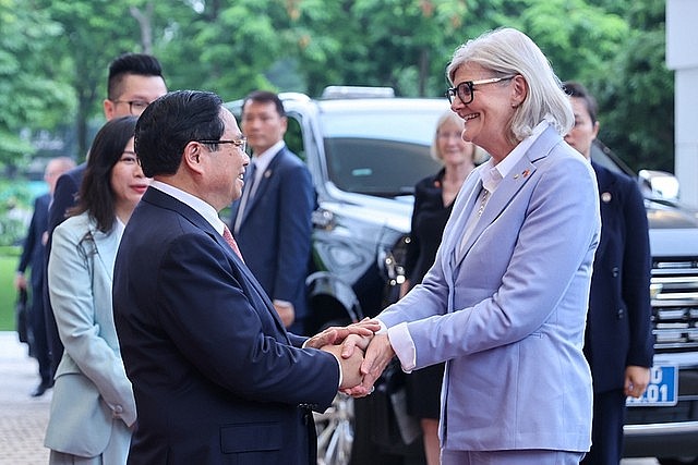 Prime Minister Pham Minh Chinh (L) shakes hands with Australian Governor-General Sam Mostyn, Ha Noi, September 10, 2025. Photo: VGP
