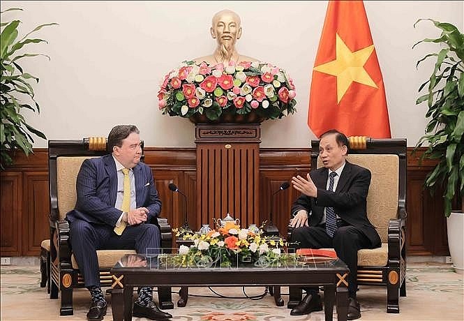 Acting Minister of Foreign Affairs Le Hoai Trung (right) and US Ambassador to Vietnam Marc Knapper at their meeting in Hanoi on September 12 (Photo: VNA) Acting Minister of Foreign Affairs Le Hoai Trung (right) and US Ambassador to Vietnam Marc Knapper at their meeting in Hanoi on September 12 (Photo: VNA)