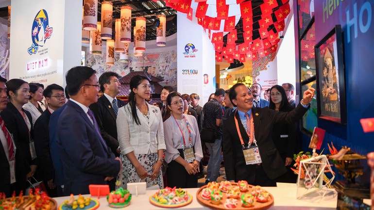 Princess Tsuguko, Deputy Prime Minister Lê Thành Long, and Minister of Culture, Sports and Tourism Nguyễn Văn Hùng visited the Vietnam Pavilion.