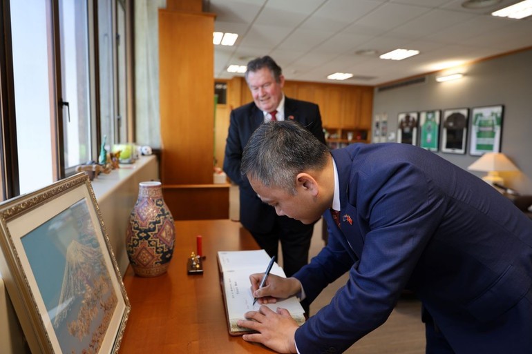 Ambassador Phan Minh Giang signing the guest book in Palmerston North (Photo: Embassy of Vietnam in New Zealand)