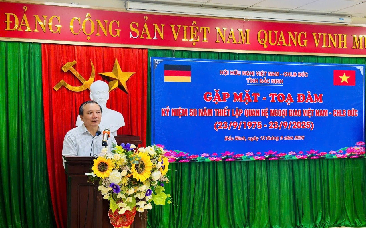 Nguyen Duc Trong, Standing Vice Chairman and Secretary General of the Bac Ninh Union of Friendship Organizations, speaks at the meeting and discussion. (Photo: Bac Ninh Union of Friendship Organizations)