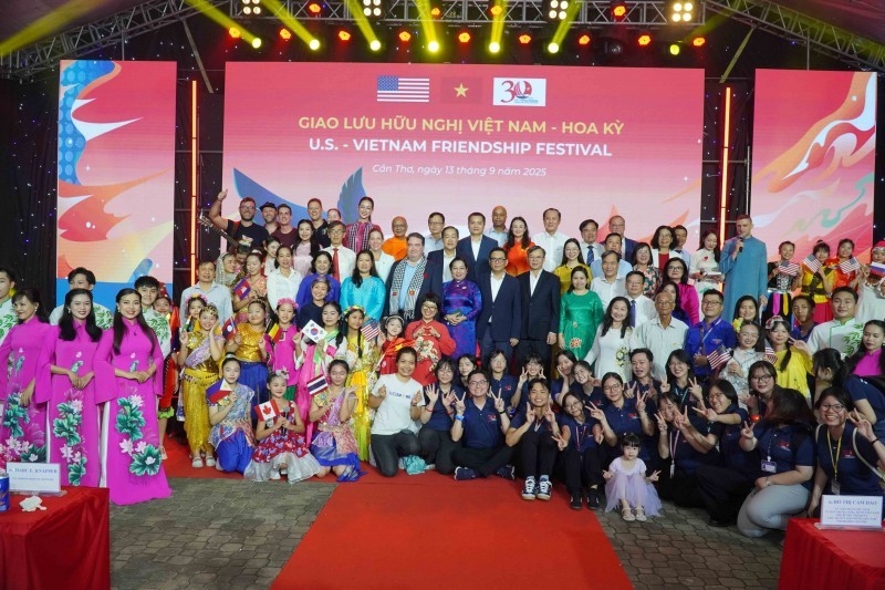 Delegates took commemorative photos. (Photo: Thành Thật)