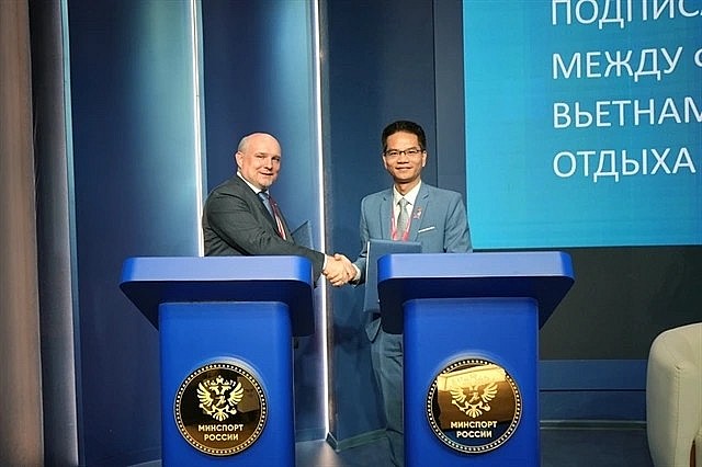VIRESA President Do Viet Hung (right) and RESF President Dmitry Smith in the agreement signing event. (Photos of VIRESA)