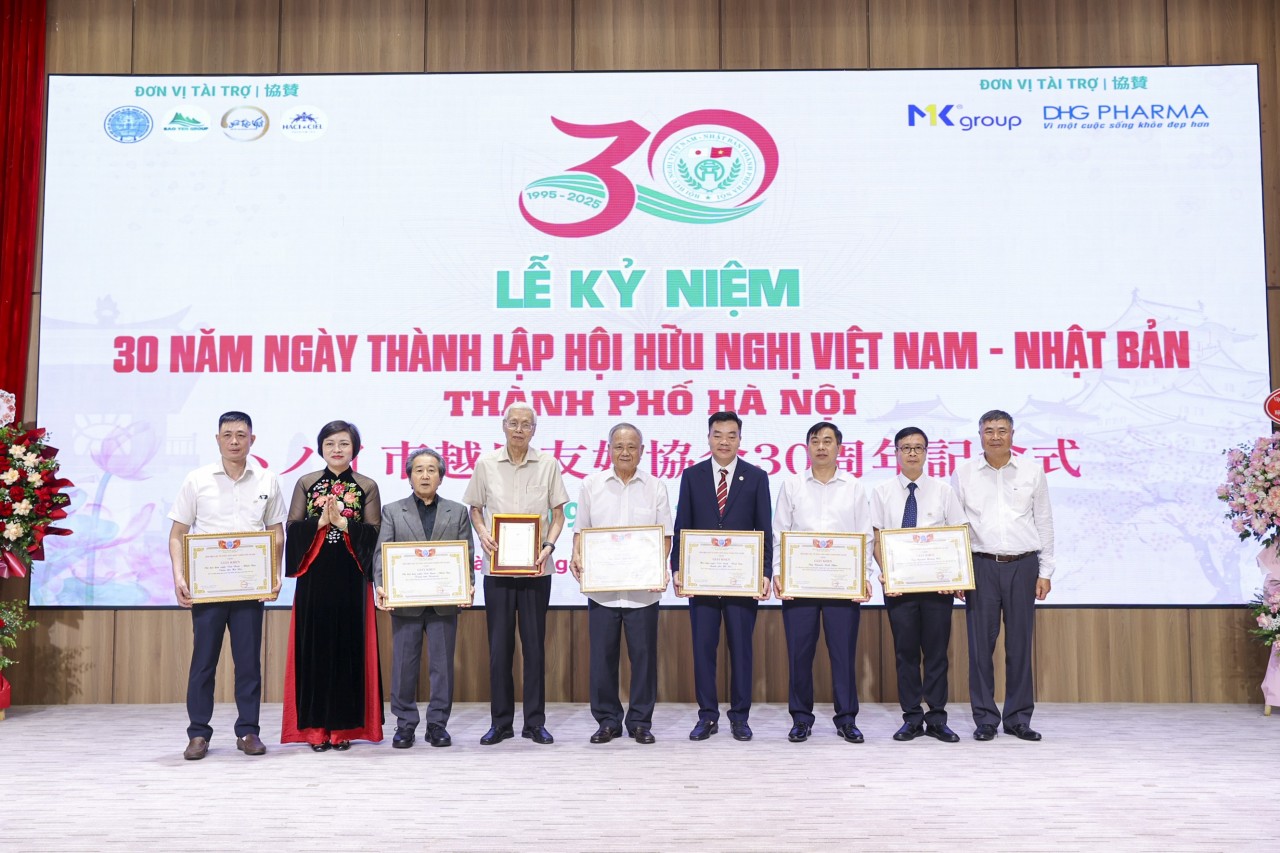 Individuals who made significant contributions to the Association’s activities received certificates of merit at the ceremony. (Photo: Đinh Hòa)