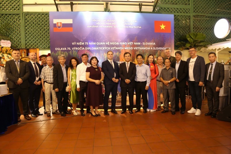 Delegates pose for a commemorative photo. (Photo: Bao Ngoc)