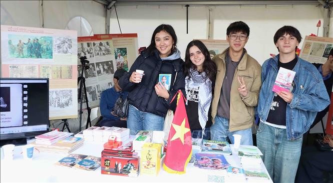 Belgium: Vietnamese Booth Leaves Strong Impression at ManiFiesta Festival 2025