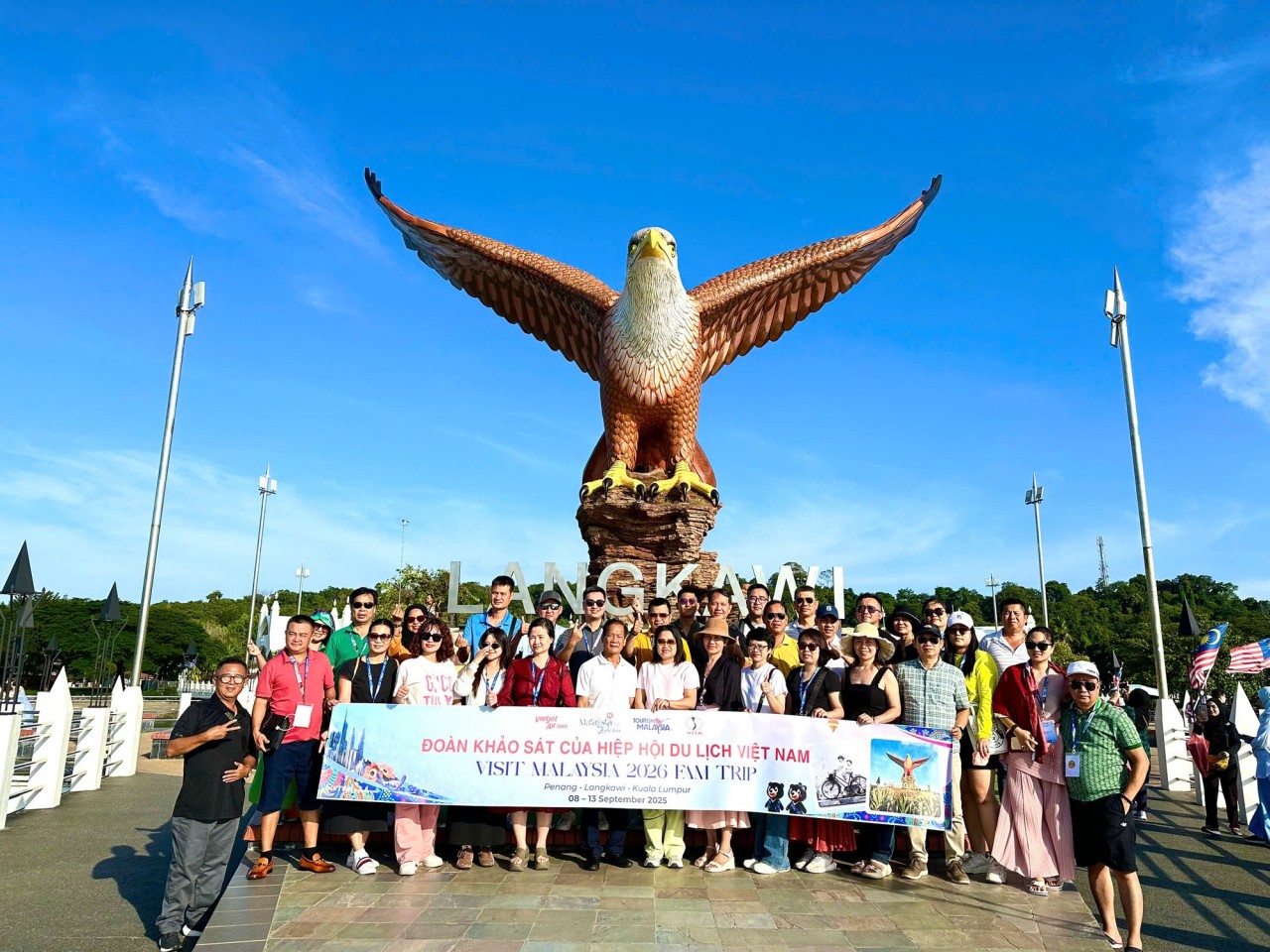 The survey delegation took a commemorative photo in front of the eagle statue – the symbol of Langkawi (Malaysia). Photo: VGP/DA