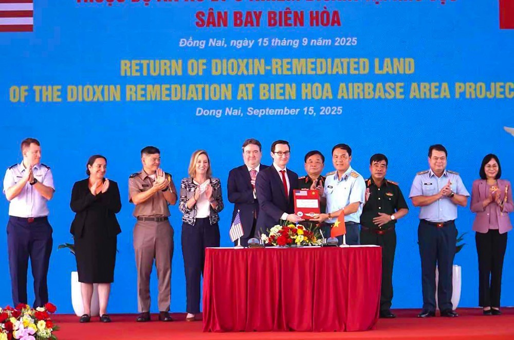 A representative of the US Government hands over an area of about 6 hectares of land cleaned of dioxin at Bien Hoa Airport. (Photo: Ministry of National Defense)