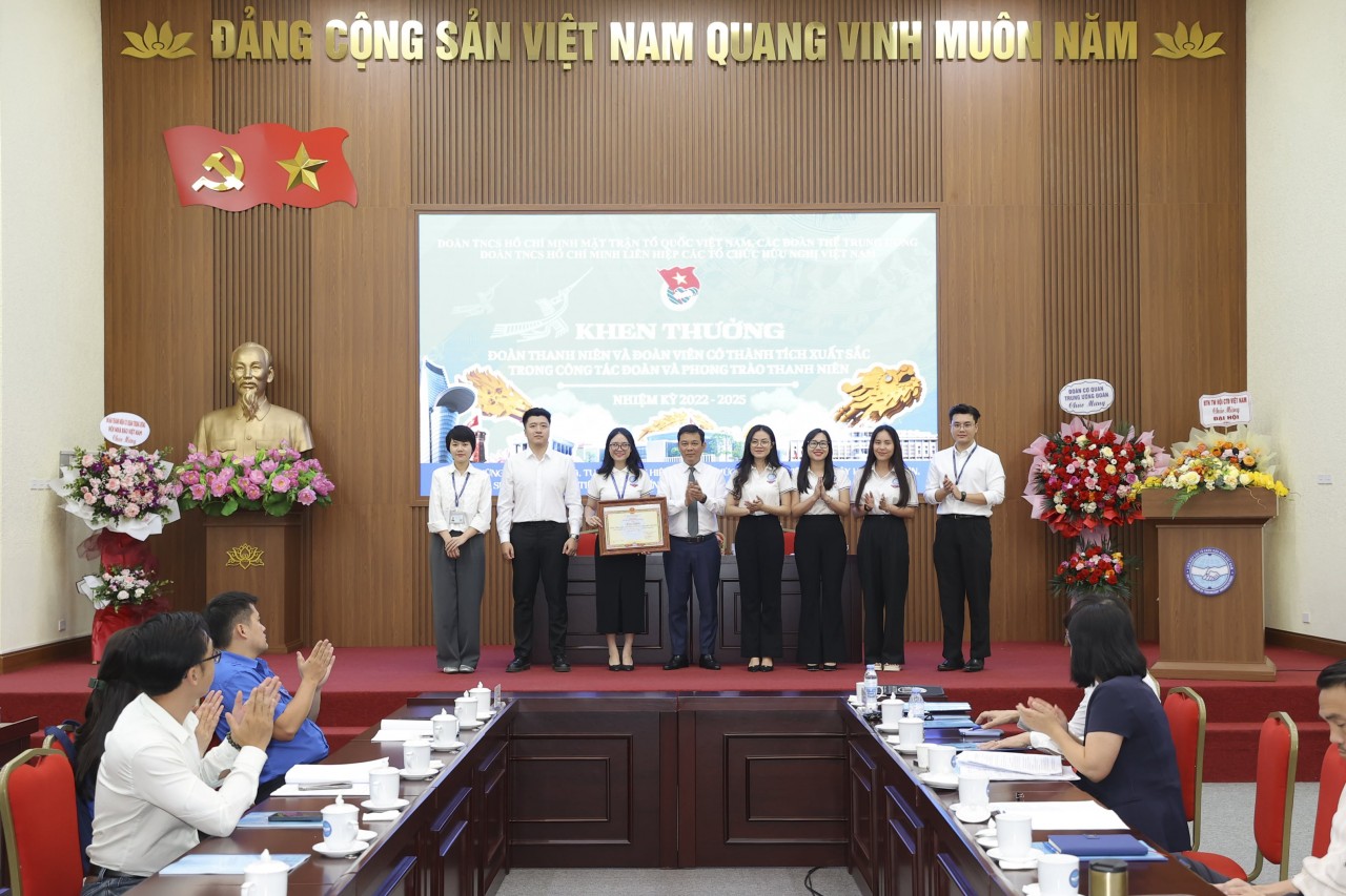 Vice President of the Vietnam Union of Friendship Organizations, presents a Certificate of Merit from the VUFO Presidium to the Executive Committee of the Ho Chi Minh Communist Youth Union of VUFO for the 2022–2025 term. (Photo: Dinh Hoa)