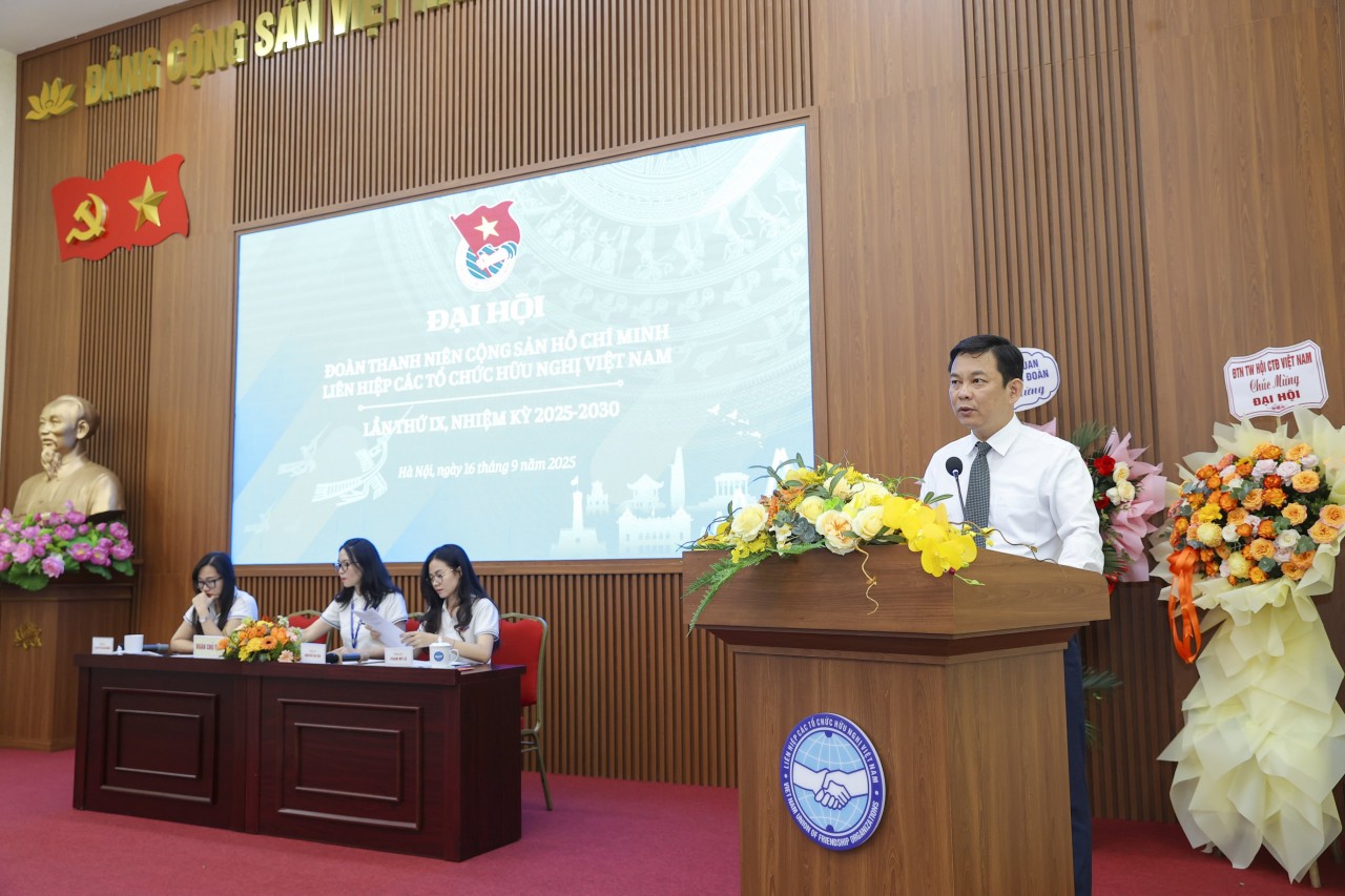 Vice President of the Vietnam Union of Friendship Organizations, delivers a directive speech at the Congress. (Photo: Dinh Hoa)