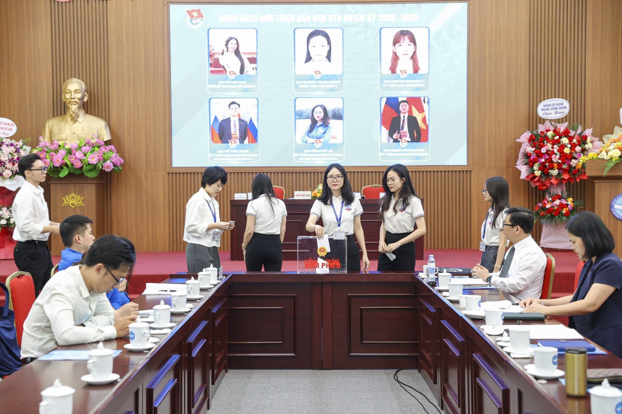Delegates cast their votes to elect the Executive Committee of the Ho Chi Minh Communist Youth Union of VUFO, 9th term (2025–2030). (Photo: Dinh Hoa)