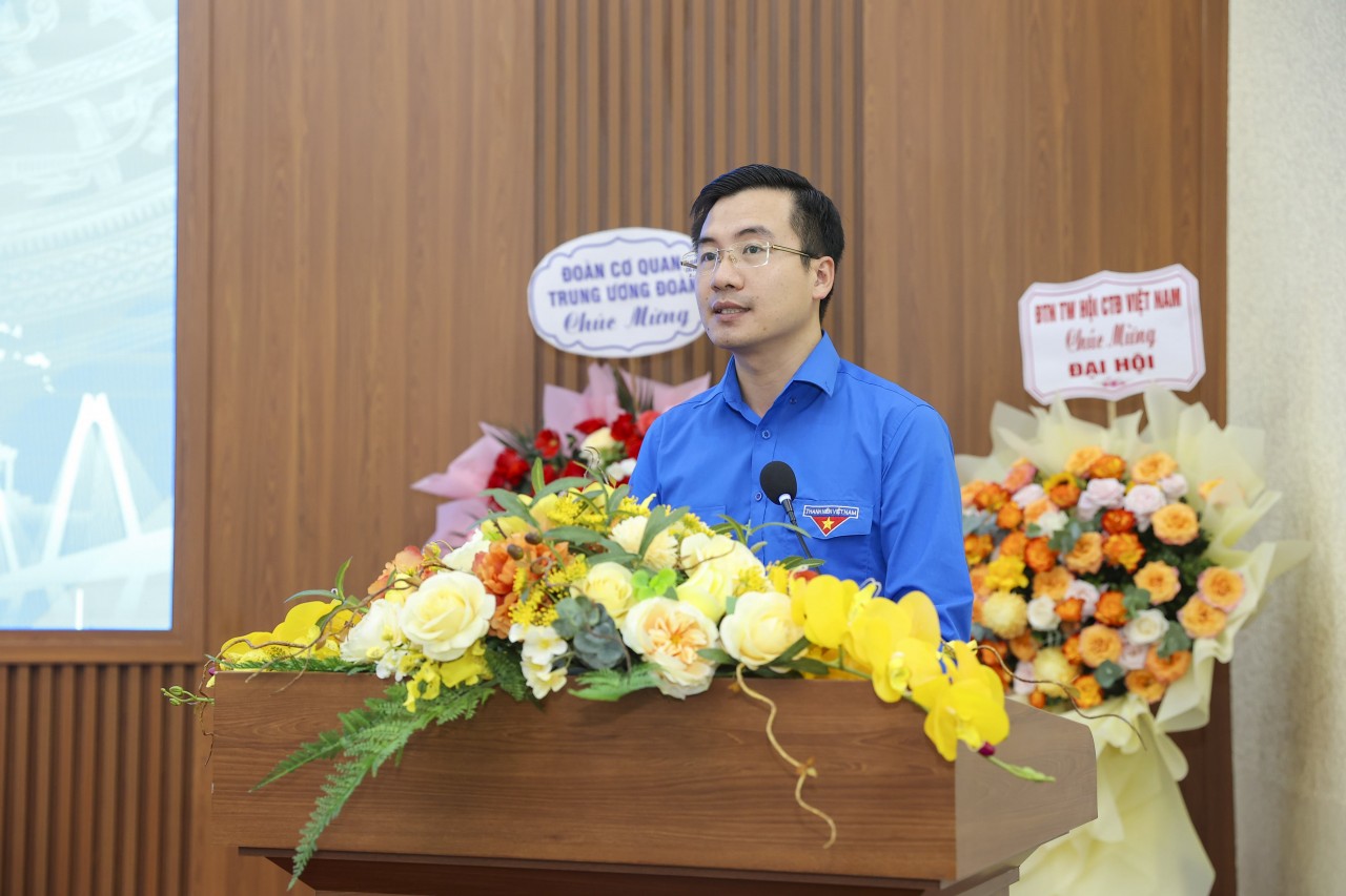 Nguyen Nhat Linh, Secretary of the Youth Union of the Vietnam Fatherland Front and Central Mass Organizations, delivers a speech at the Congress. (Photo: Dinh Hoa)