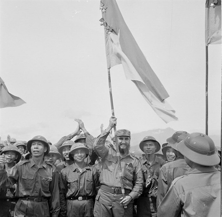 Fidel Castro raising the indomitable battle flag adorned with the Medal of Honor of the Khe Sanh Regiment, Liberation Army of Trị Thiên–Huế, September 1973. Photo: VNA