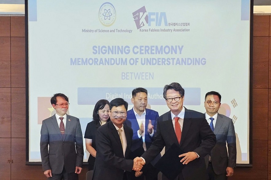 Nguyen Khac Lich, Director of the Department of IT Industry under the Ministry of Science and Technology of Vietnam, and Wang Sung Ho, Vice Chairman of the Korea Fabless Industry Association (KFIA), sign the memorandum of understanding. Photo: MOST Nguyen Khac Lich, Director of the Department of IT Industry under the Ministry of Science and Technology of Vietnam, and Wang Sung Ho, Vice Chairman of the Korea Fabless Industry Association (KFIA), sign the memorandum of understanding. Photo: MOST