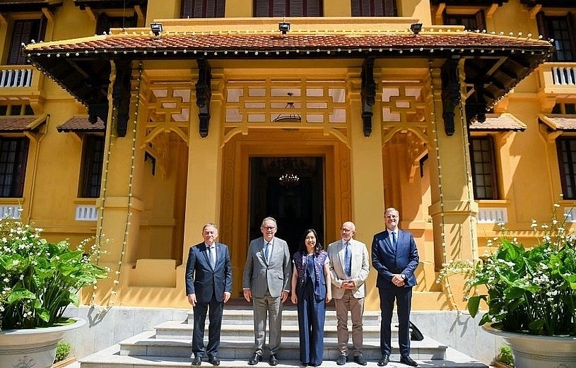 Deputy Foreign Minister Le Thi Thu Hang and the delegation of the France – Vietnam Parliamentary Friendship Group in the French Senate (Photo: Ministry of Foreign Affairs of Vietnam) Deputy Foreign Minister Le Thi Thu Hang and the delegation of the France – Vietnam Parliamentary Friendship Group in the French Senate (Photo: Ministry of Foreign Affairs of Vietnam)