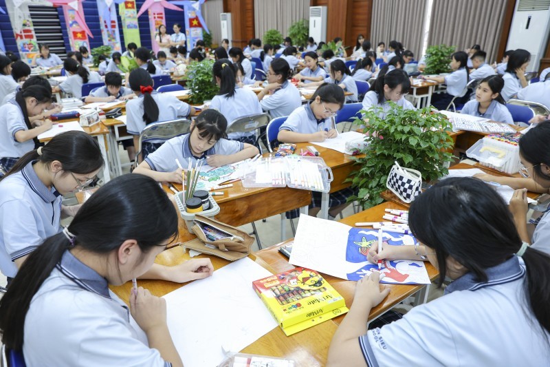 The drawing contest attracted thousands of children participating right at the launching event. (Photo: Dinh Hoa).