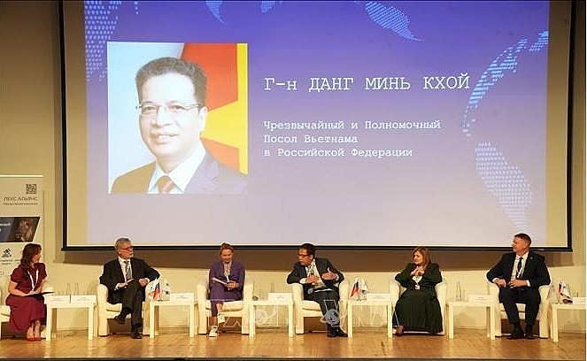 Vietnamese Ambassador to Russia Dang Minh Khoi speaks at the plenary session of IDT-2025 (Photo: VNA)