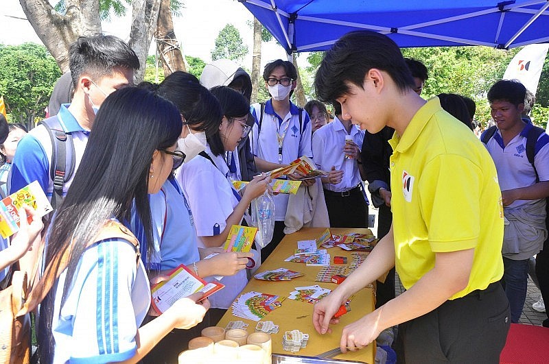 Career Truck in Can Tho Showcases Appeal of German Education