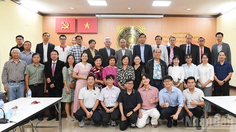 A large number of overseas Vietnamese, students, experts, and intellectuals in Thailand attended the meeting. (Photo: Minh Thang/People's Newspaper).