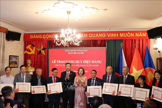 Vice Chairwoman Nguyen Thi Thanh attended the ceremony presenting 55-, 50-, 45-, 40-, and 30-year Party membership badges to 11 overseas Party members. (Photo: Viet Dung/VNA)