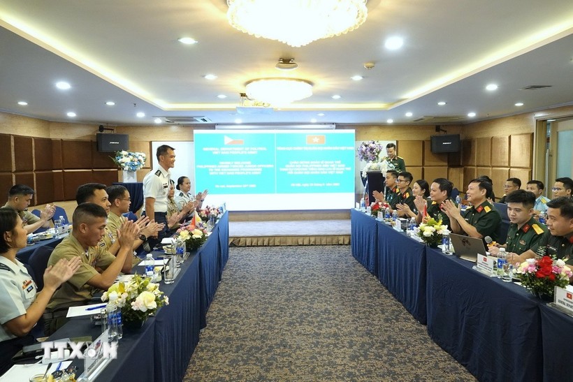 Maintain Dialogue Mechanism and Share Experiences Between Young Vietnamese and Philippine Officers