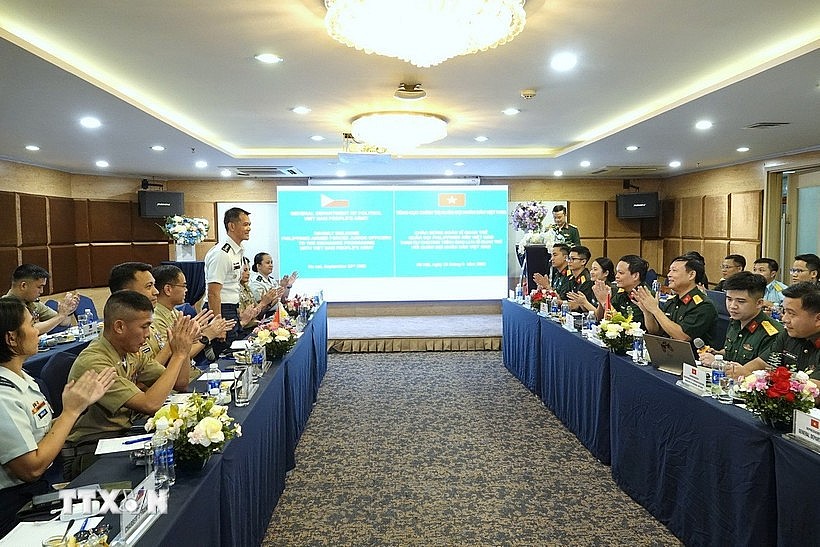 Maintain Dialogue Mechanism and Share Experiences Between Young Vietnamese and Philippine Officers