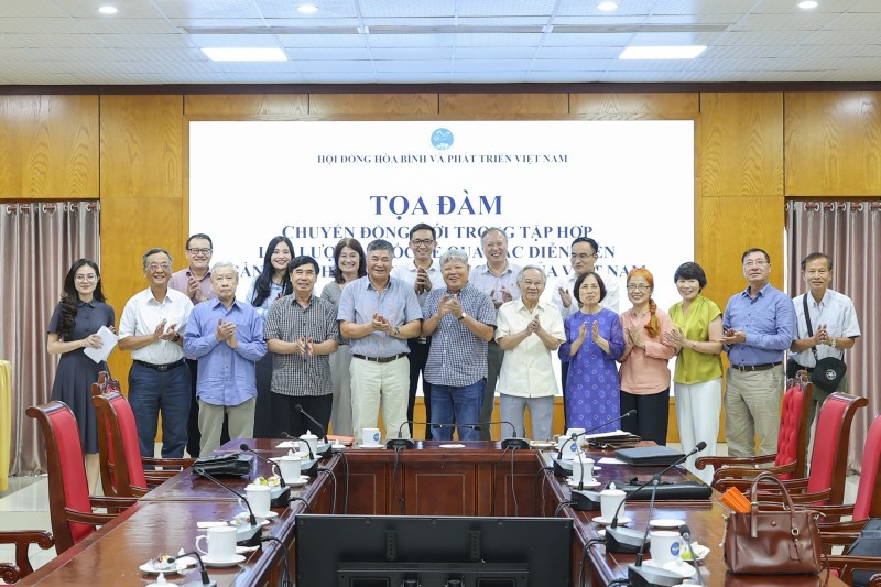 Delegates pose for a commemorative photo. (Photo: Đinh Hòa)