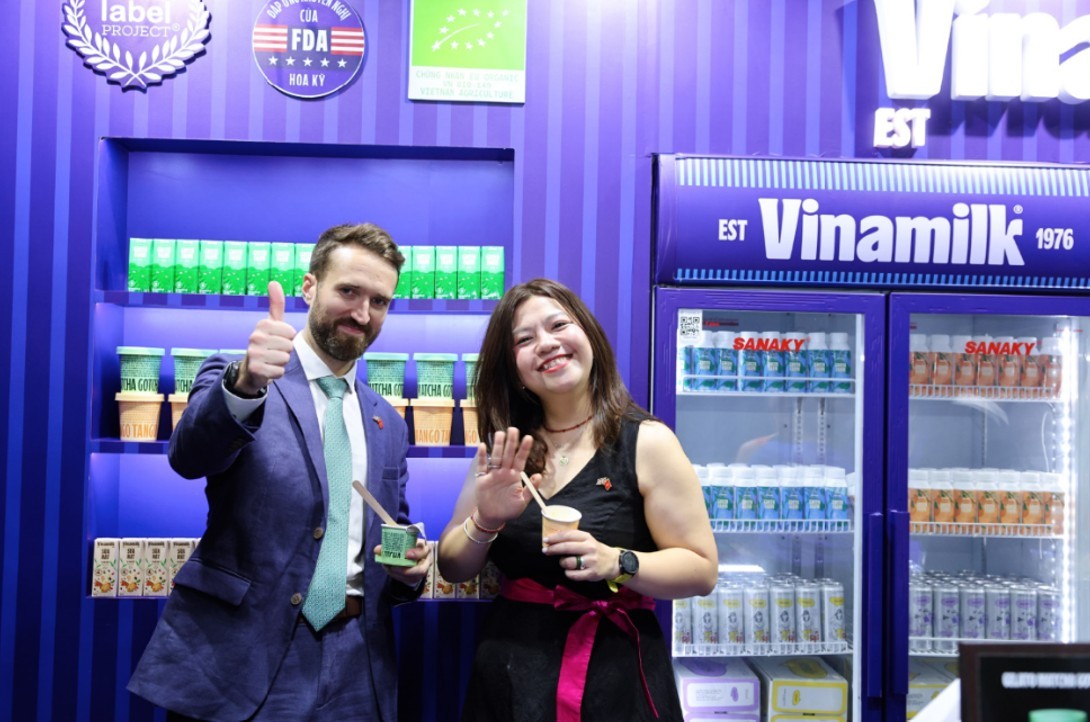 Vietnamese Delicacies Win Over International Guests at Royal Navy Diplomatic Event