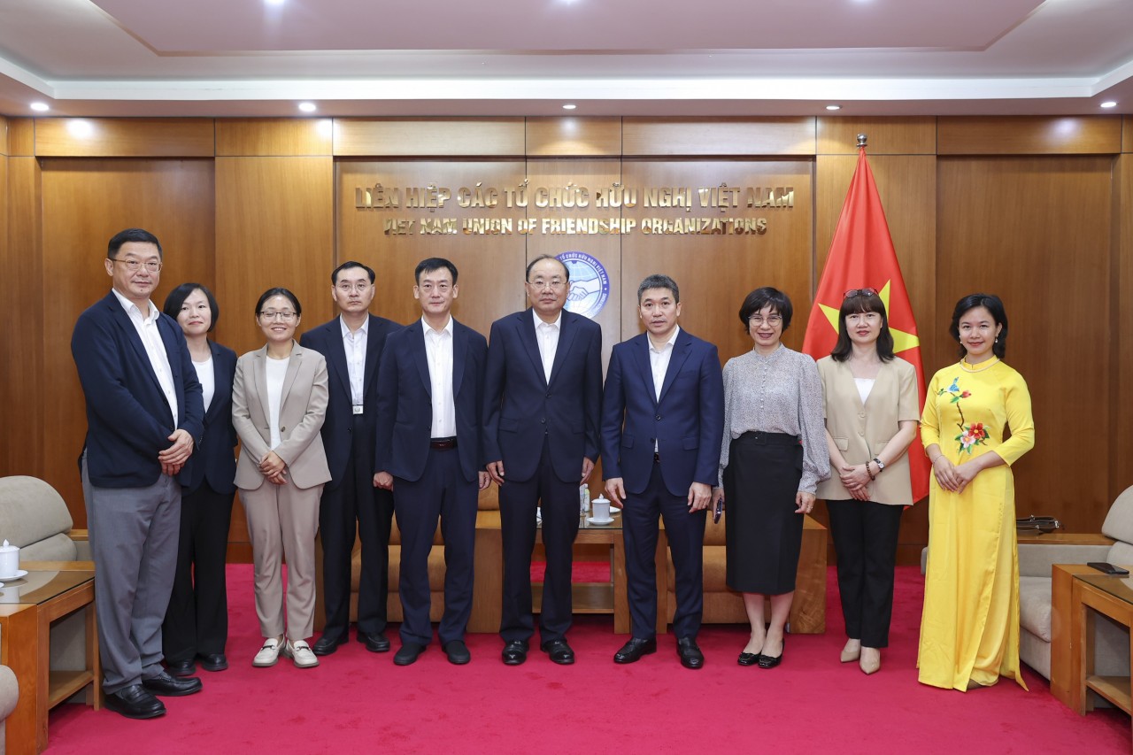 President Phan Anh Sơn (fourth from right), Secretary Tian Weidong (sixth from left), and delegates at the meeting. (Photo: Đinh Hòa)