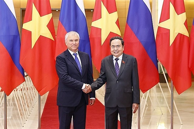 Việt Nam's National Assembly Chairman Trần Thanh Mẫn (right) welcomed Chairman of the Russian State Duma Vyacheslav Volodin to their talks in Hà Nội on September 28. — VNA/VNS Photo Doãn Tấn